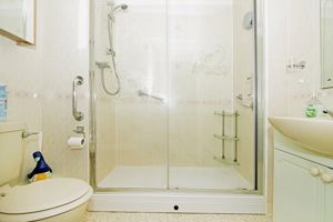 Shower room- click for photo gallery